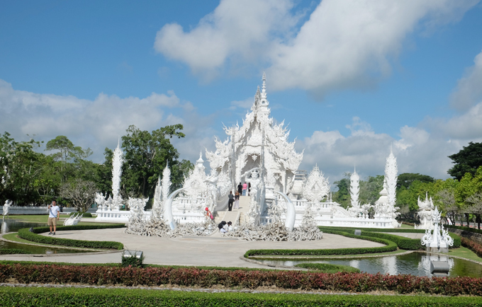 Câu chuyện đằng sau thiết kế đáng sợ của ngôi đền Wat Rong Khun trắng như tuyết - iVIVU.com